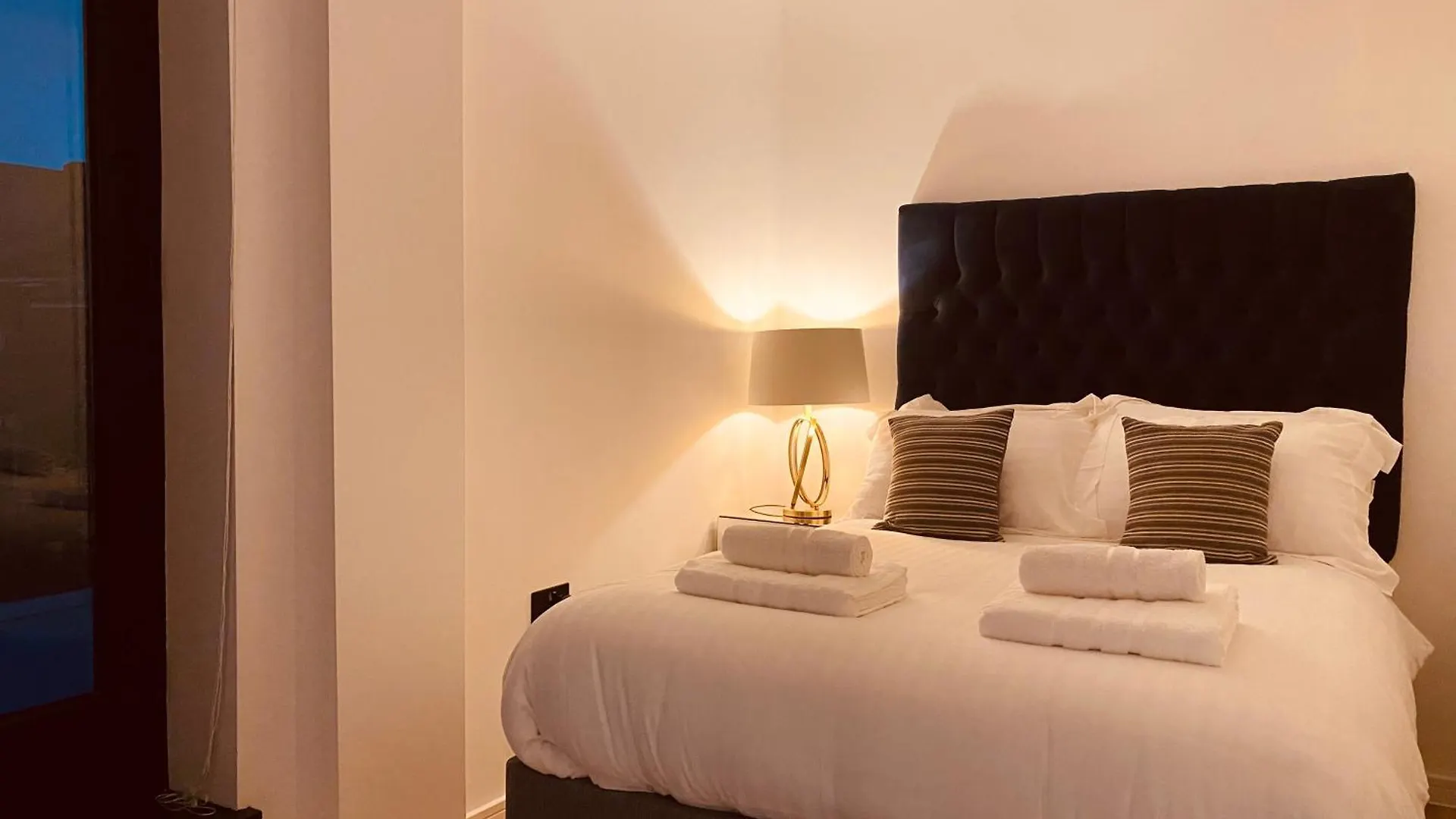 Spacious 3 Bed City Apartment With Terrace London