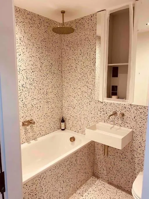 Spacious 3 Bed City Apartment With Terrace London
