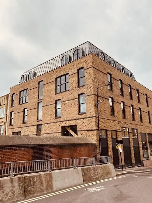 Spacious 3 Bed City Apartment With Terrace London