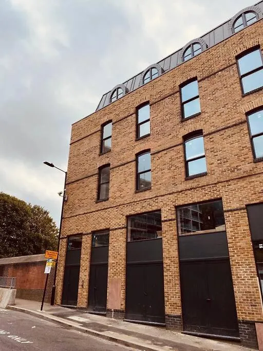 Spacious 3 Bed City Apartment With Terrace London